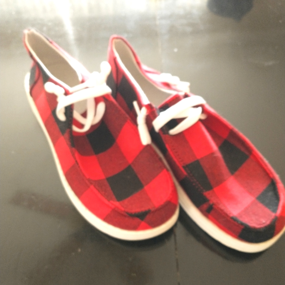 Very cute! Red and black flannel pattern shoes